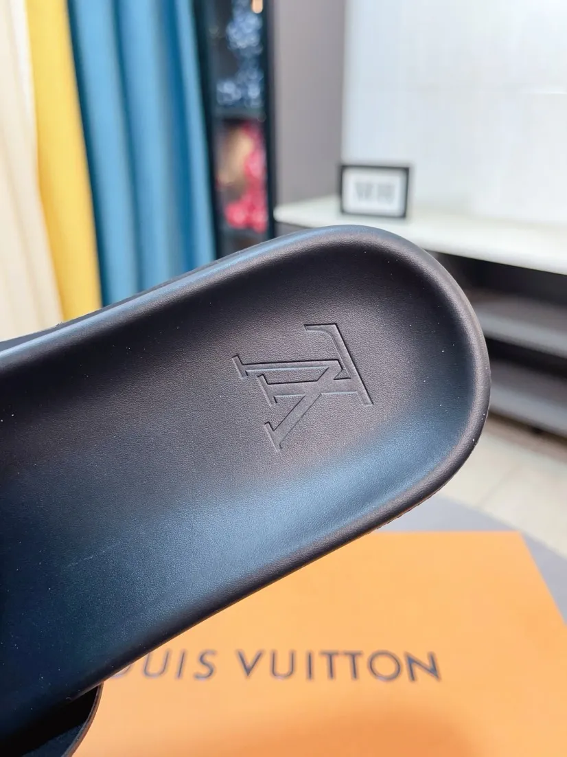 Ex-factory price 320🌹🌹 (lv-Louis Vuitton) new men's sandals, high-end boutique, exquisite embossed logo decoration on the upper, fine workmanship, super soft soles, casual, loose and comfortable, a must-have in summer! \nsize：38-44